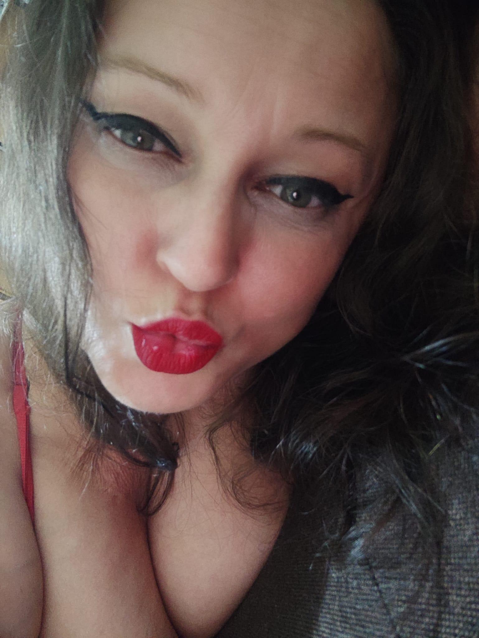 Watch YourhotMery's Live Sex Show
