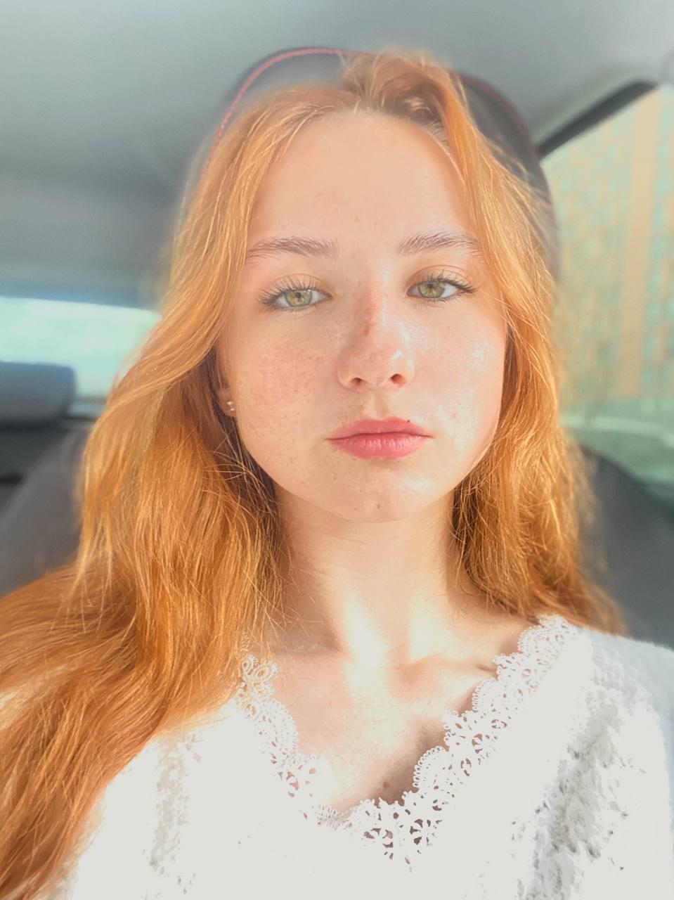 Watch HenriettaBinfe's Live Sex Show