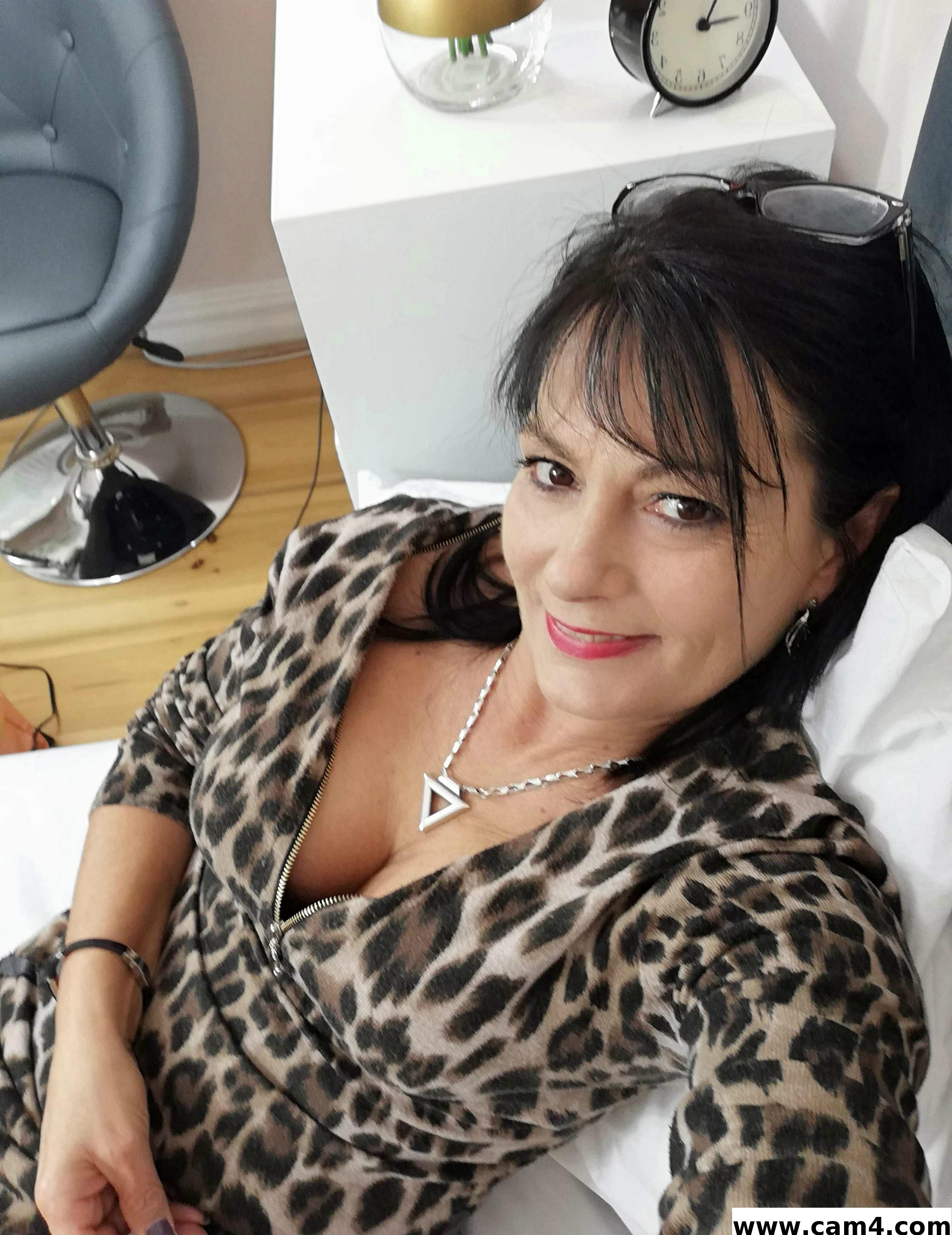 Watch CrystalMilf's Live Sex Show