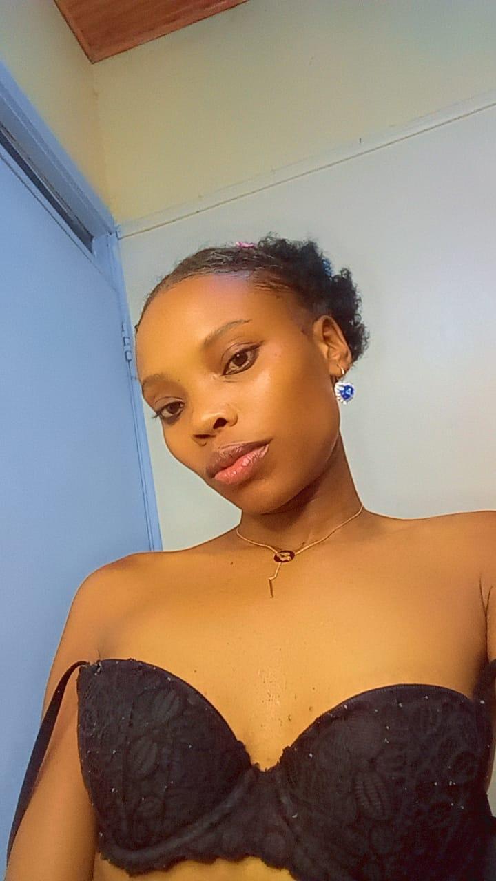 Sehen Sie sich Prettybetis Live-Sexshow an