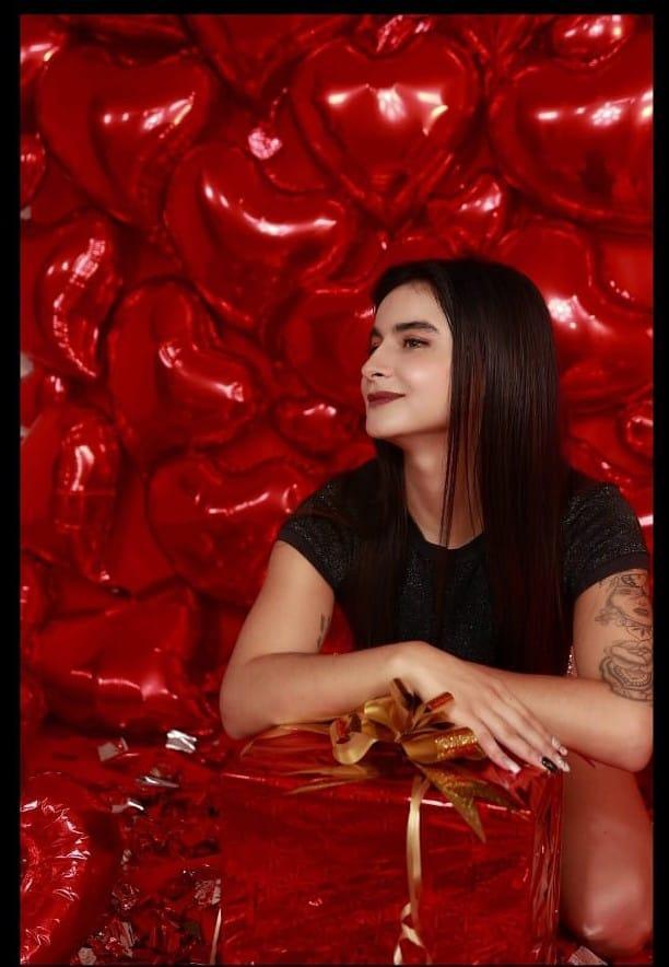 Watch littleemma_77's Live Sex Show