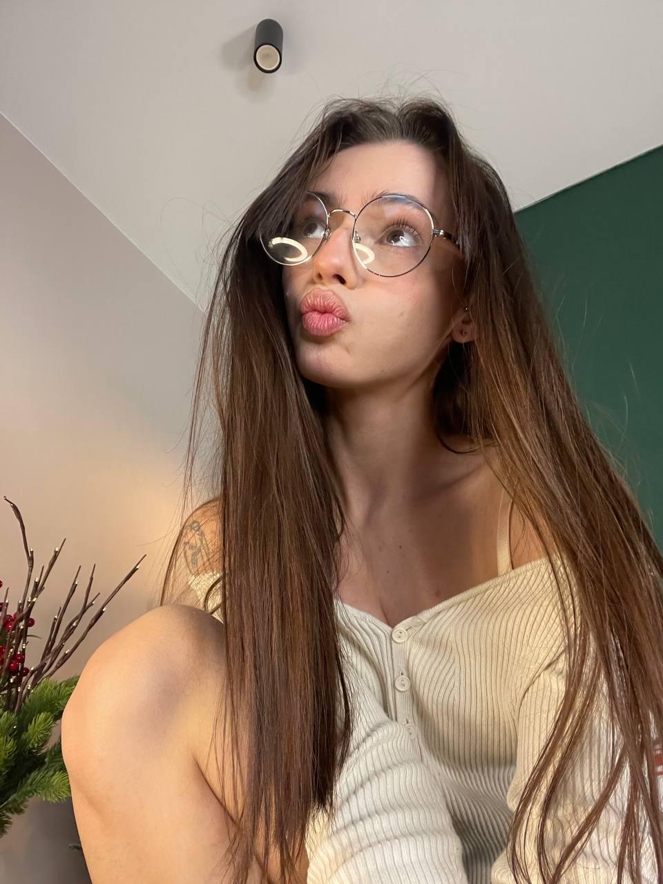 Watch LynnHelme's Live Sex Show