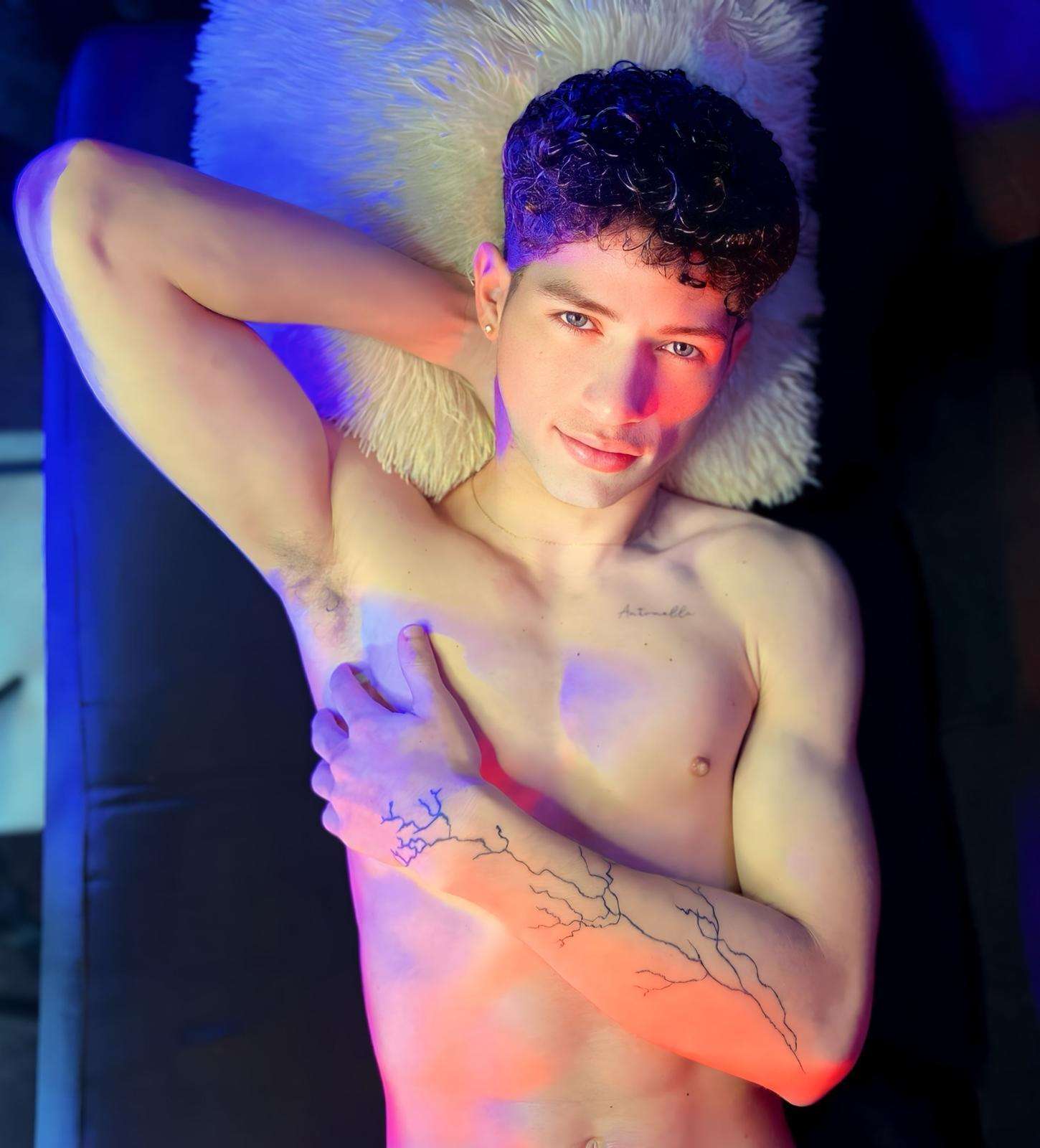 Watch MattiaGorii's Live Sex Show