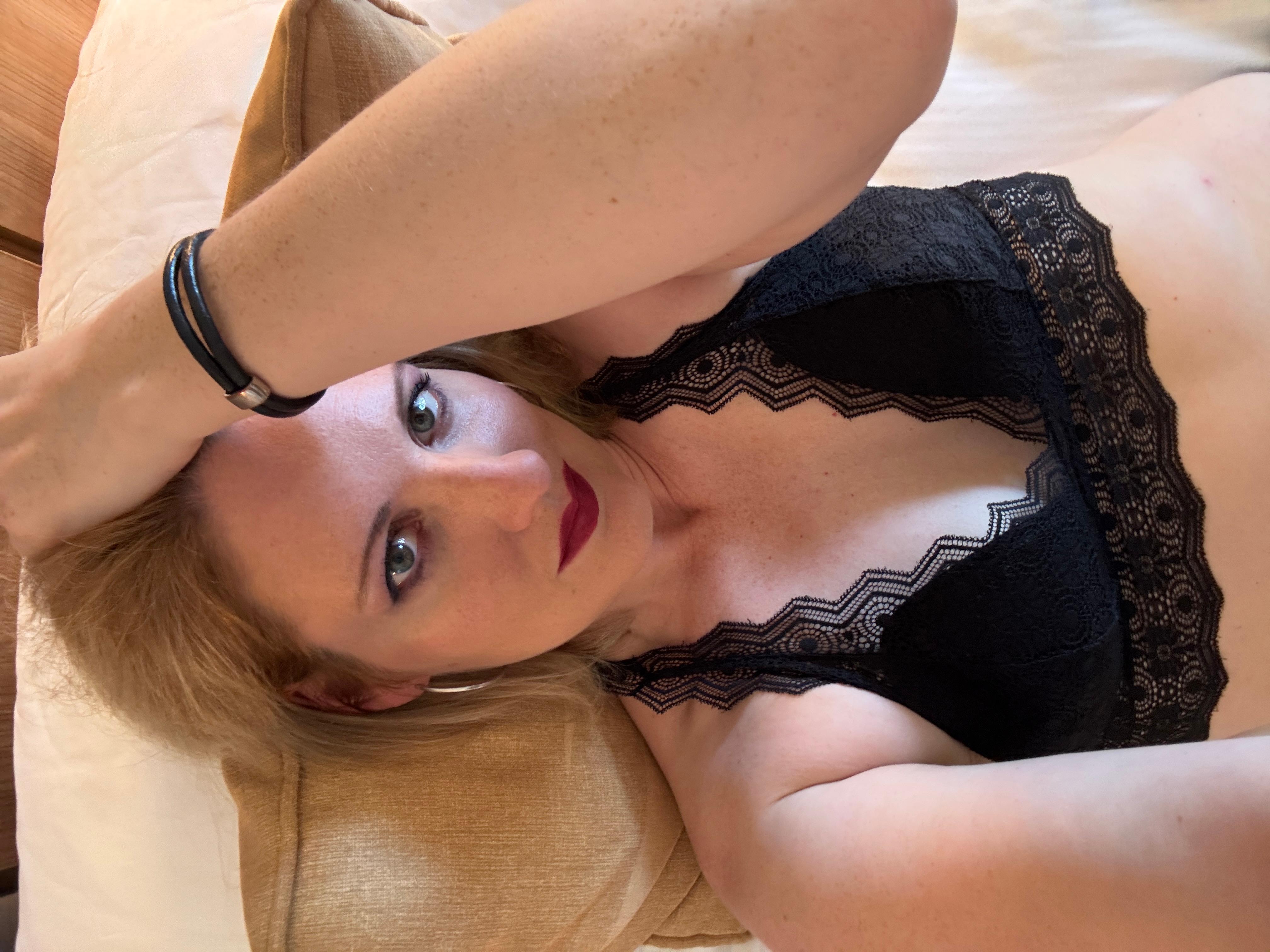 Watch NoraNoxx's Live Sex Show