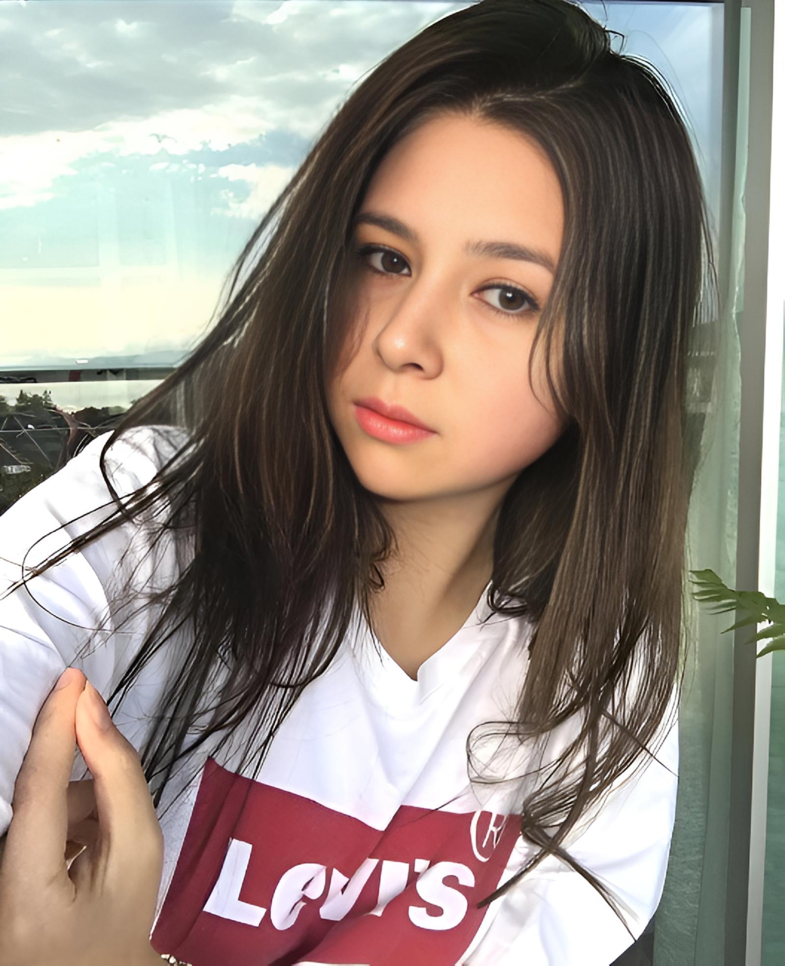 Watch WillaHaviland's Live Sex Show