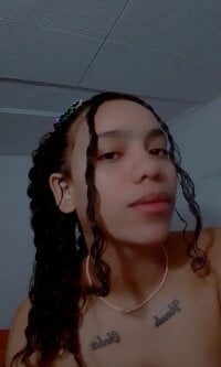 Sehen Sie sich Monika_youthfulhottts Live-Sexshow an