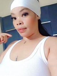 Watch LaCaramellaChocolatia's Live Sex Show