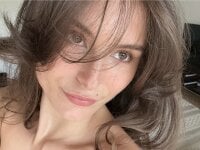 Sehen Sie sich SophiiaStarrs Live-Sexshow an
