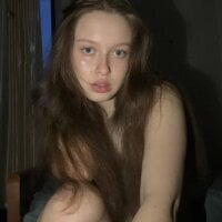 Sehen Sie sich CharlynDinis Live-Sexshow an