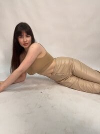Sehen Sie sich KarryIntroinis Live-Sexshow an