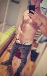 Watch Playbunniboy's Live Sex Show