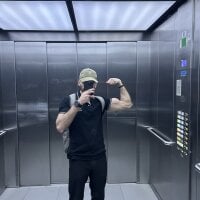 Sehen Sie sich fitbro191s Live-Sexshow an