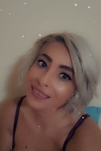 Sehen Sie sich BellaBellaHots Live-Sexshow an