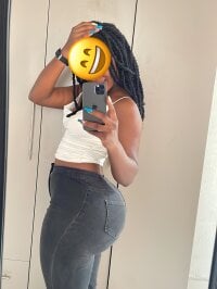 Sehen Sie sich BigRound-Bootayys Live-Sexshow an