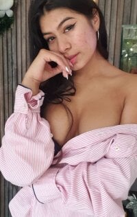 Watch LissaWiild's Live Sex Show