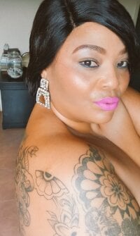 Sehen Sie sich TheeBigPumps Live-Sexshow an