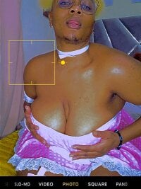 Sehen Sie sich CocoBootyyys Live-Sexshow an