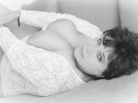 Sehen Sie sich Scarlett6331s Live-Sexshow an