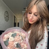 Sehen Sie sich DeeKnottss Live-Sexshow an