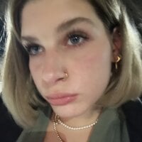 Sehen Sie sich SassynNattys Live-Sexshow an