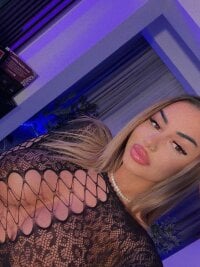 Sehen Sie sich KirstieVegass Live-Sexshow an