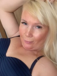 Watch EmmaInLove23's Live Sex Show
