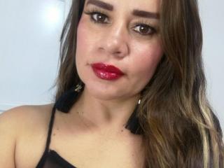 Sehen Sie sich CharllotIs Live-Sexshow an