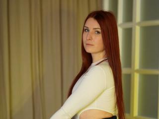 Sehen Sie sich KiraNeewws Live-Sexshow an