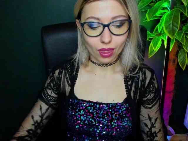 xxHeidiLove's Webcam Live Show