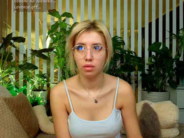 MiaLiaHot's Webcam Live Show