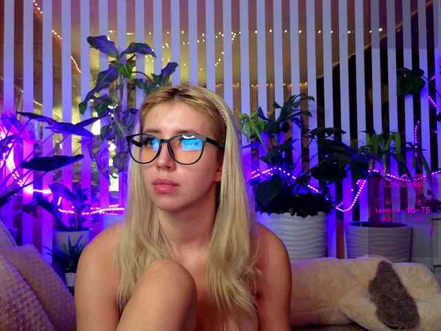 MiaLiaHot's Webcam Live Show