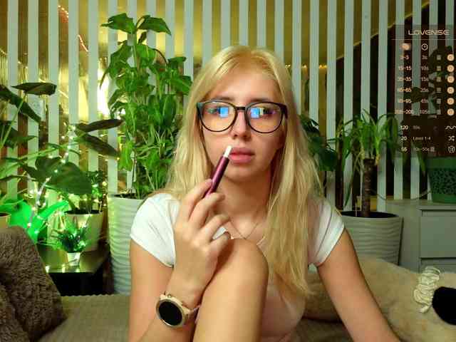 MiaLiaHot's Webcam Live Show