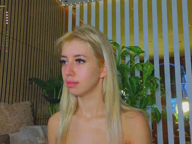 MiaLiaHot's Webcam Live Show