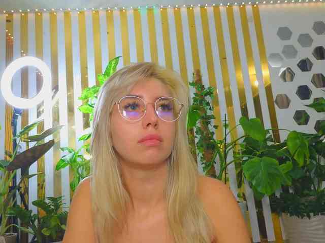 Порночат с MiaLiaHot