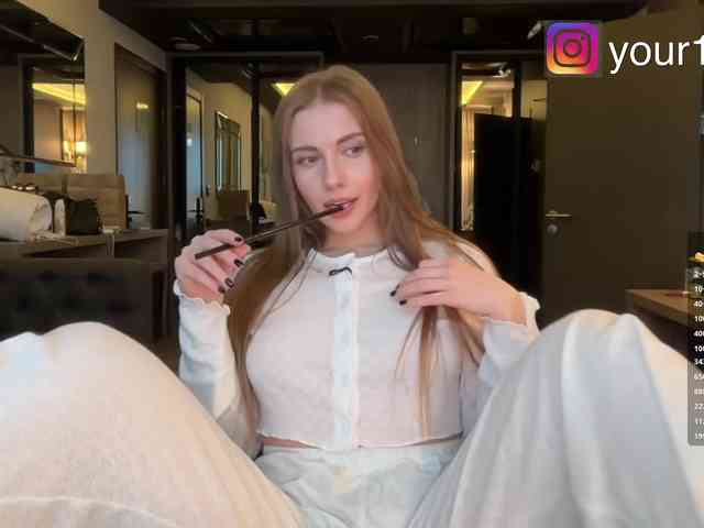 -VikkiL0vesCheese-'s Webcam Live Show