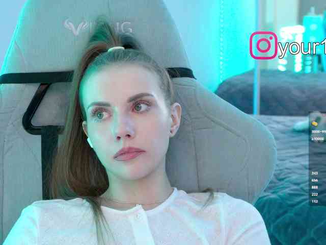 -VikkiL0vesCheese-'s Webcam Live Show