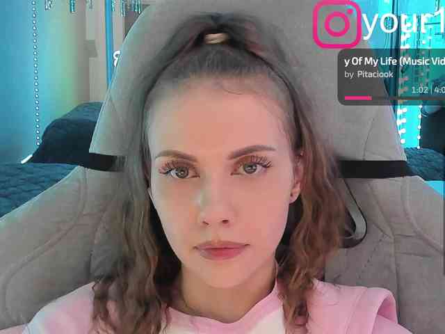 -VikkiL0vesCheese-'s Webcam Live Show