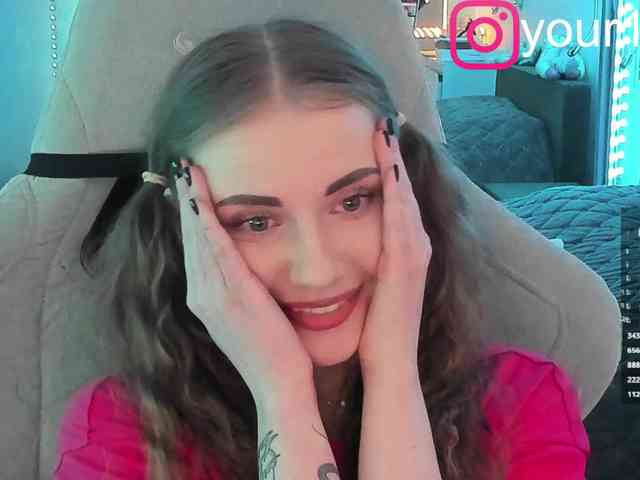 -VikkiL0vesCheese-'s Webcam Live Show