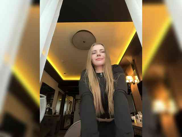 -VikkiL0vesCheese-'s Webcam Live Show