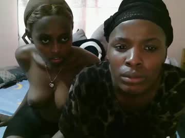 Sehen Sie sich sexy_bellos Live-Sexshow an