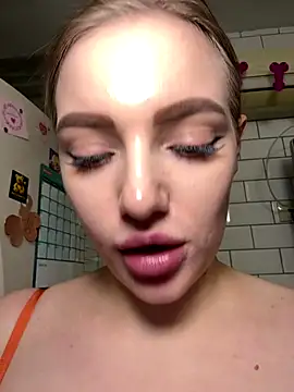 HugeBoobsAlice's Webcam Live Show