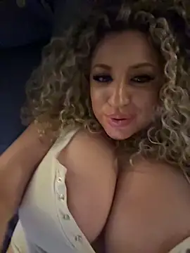 Порночат с miamellycious