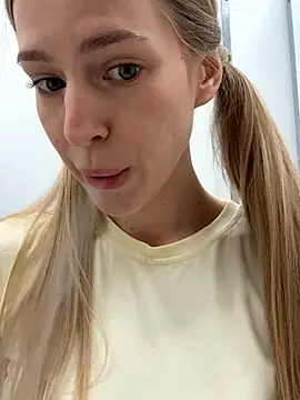 kira_mia's Webcam Live Show