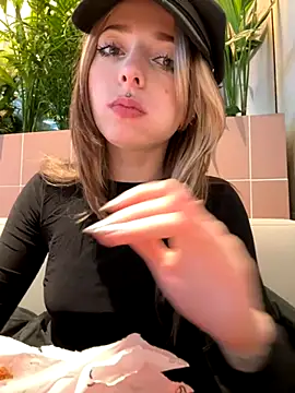 LoraaDoll's Webcam Live Show