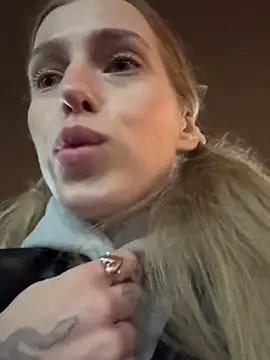 kira_mia's Webcam Live Show