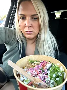 Bustyblondebabe32's Webcam Live Show