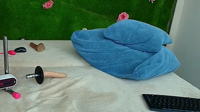 Huge_Titties_'s Webcam Live Show